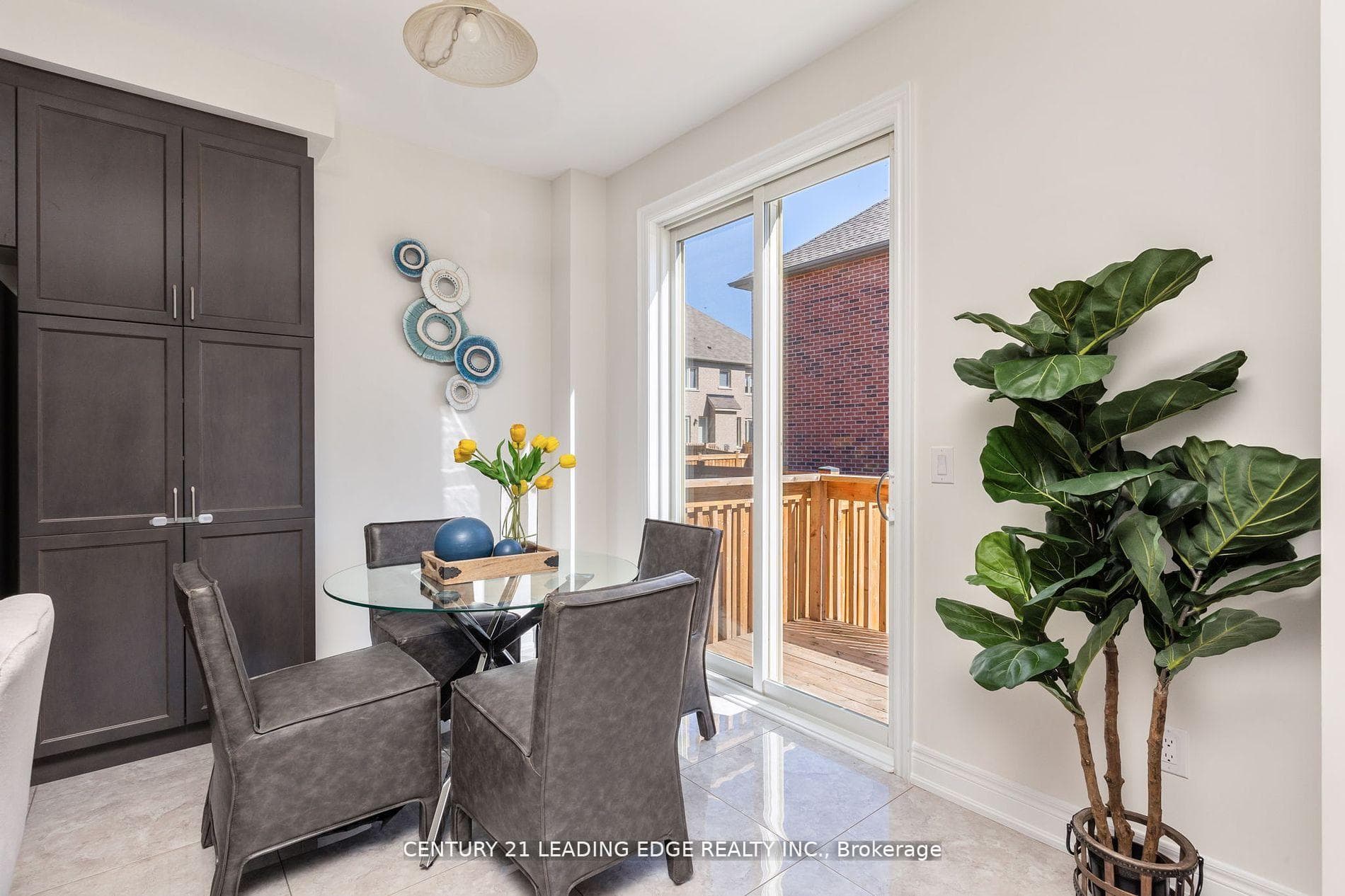 55 FOLGATE Crescent photo 18