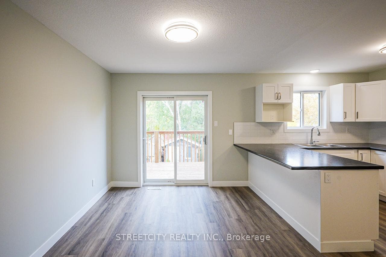 799 Deveron Crescent photo 12