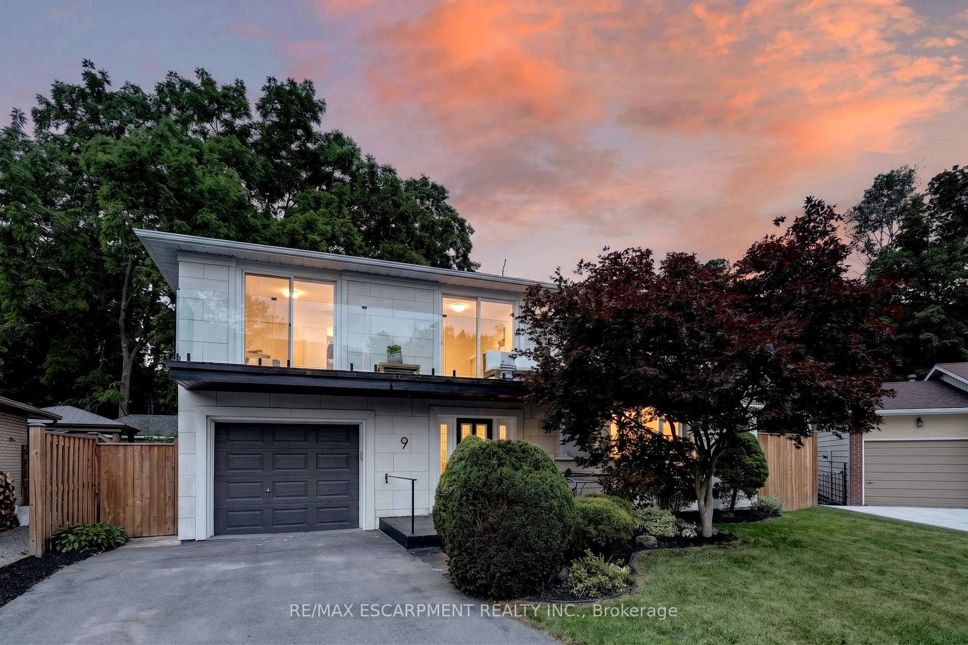 9 Leslie Drive photo 1