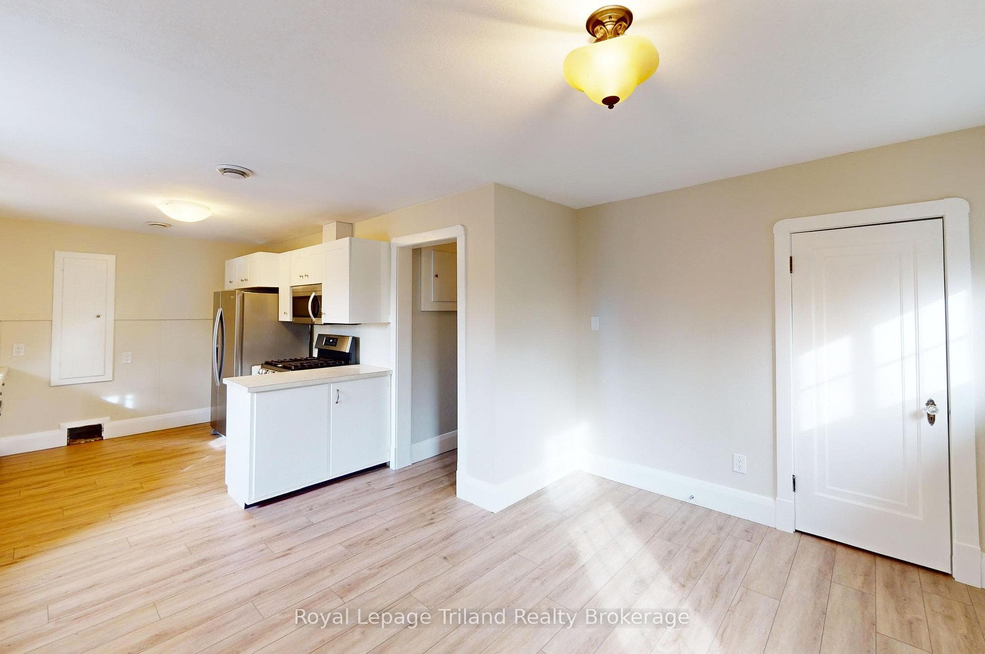 145 Vansittart Avenue Unit 2 photo 5
