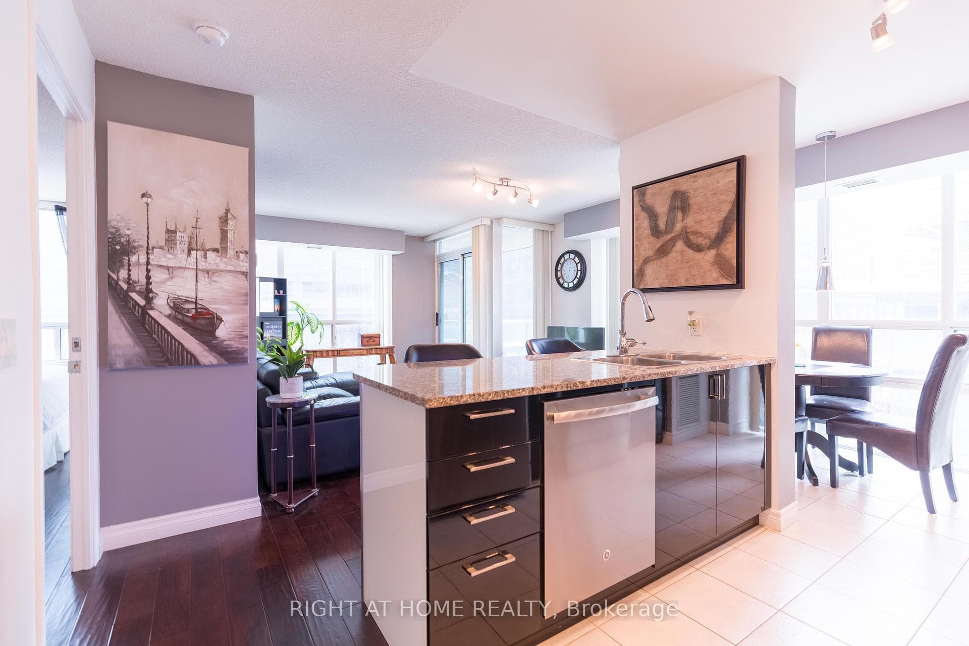 30 Grand Trunk Crescent Unit 506 photo 6