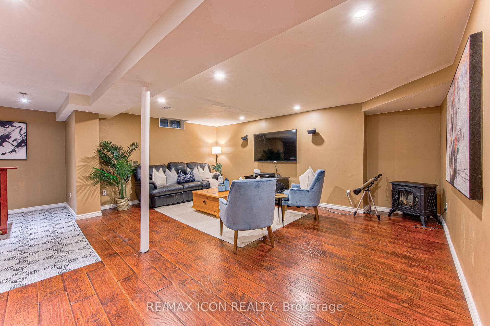 15 Hall Crescent photo 34