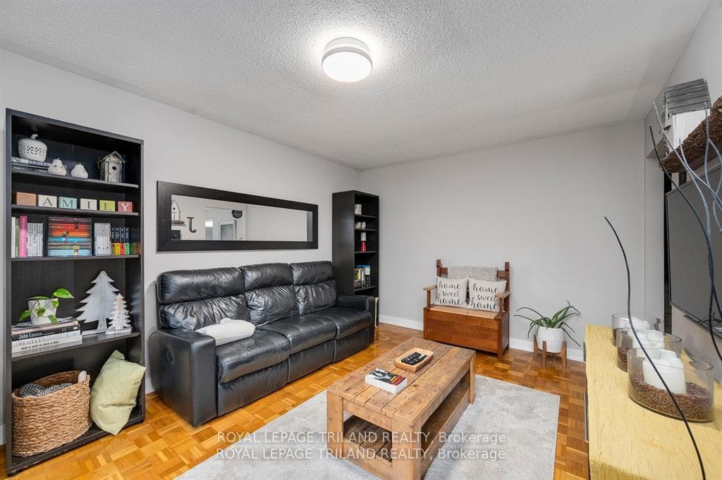 151 Paperbirch Crescent photo 4