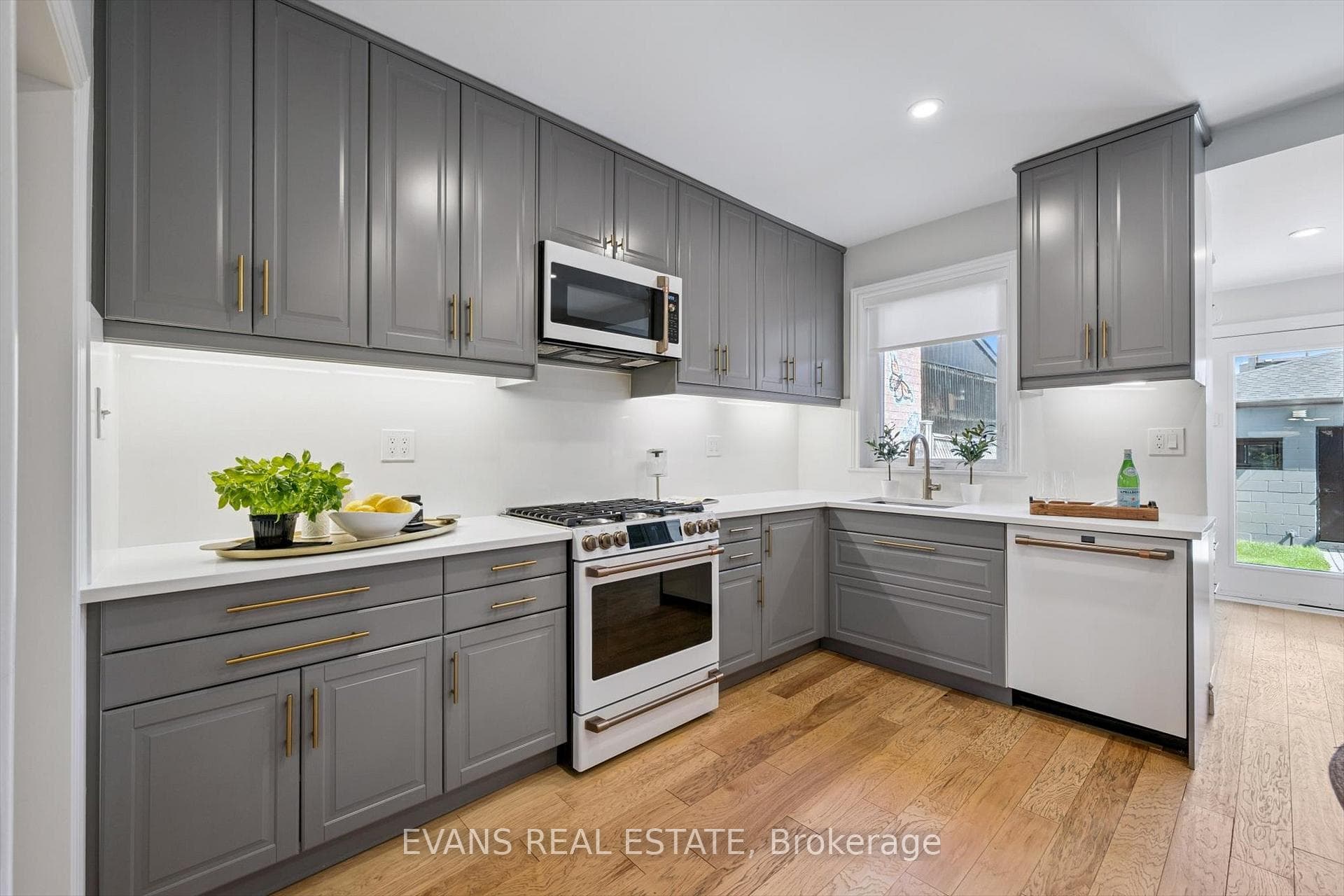 25 Uxbridge Ave Functional Kitchen Layout