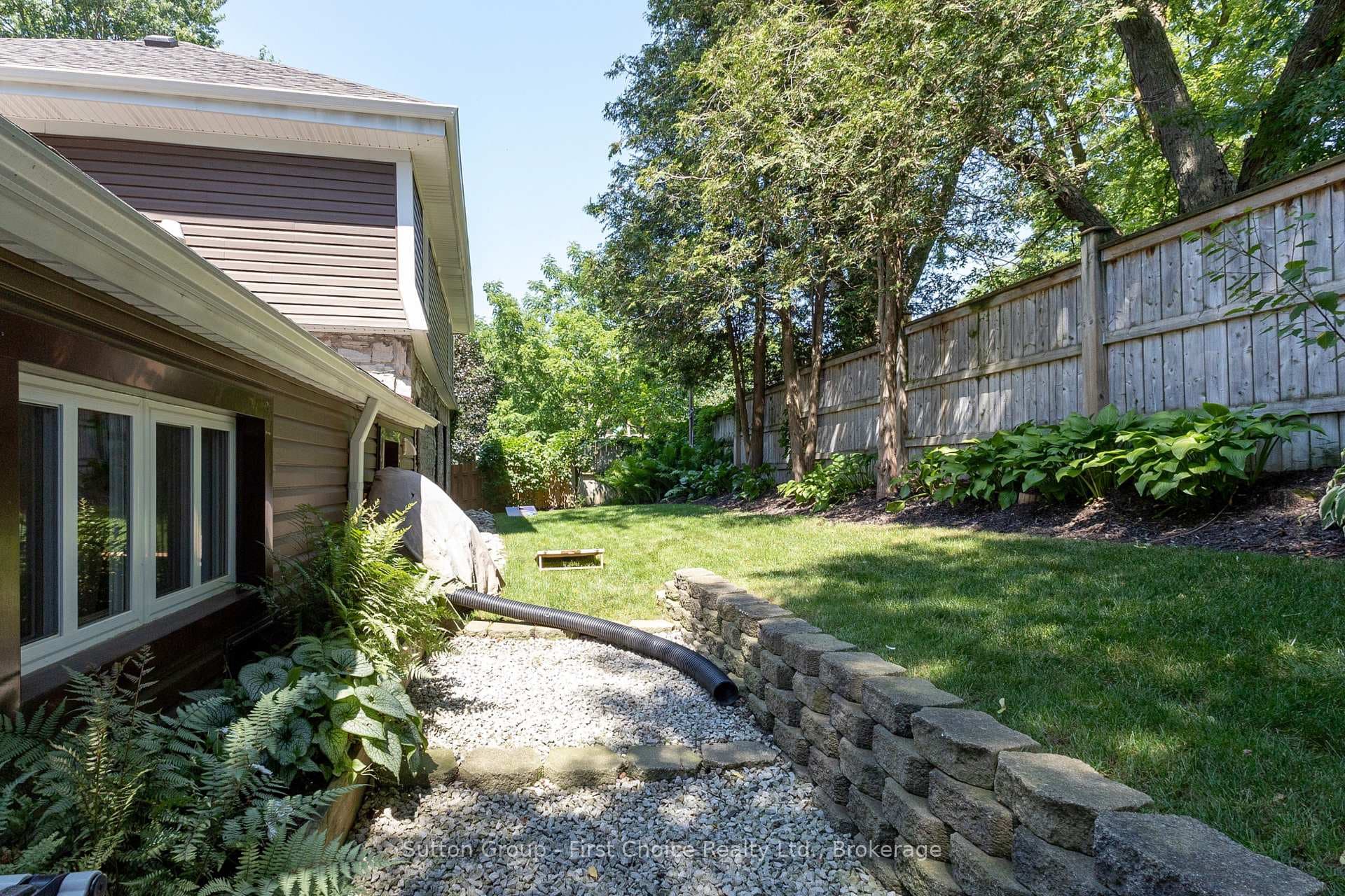 293 Wellington Street photo 33