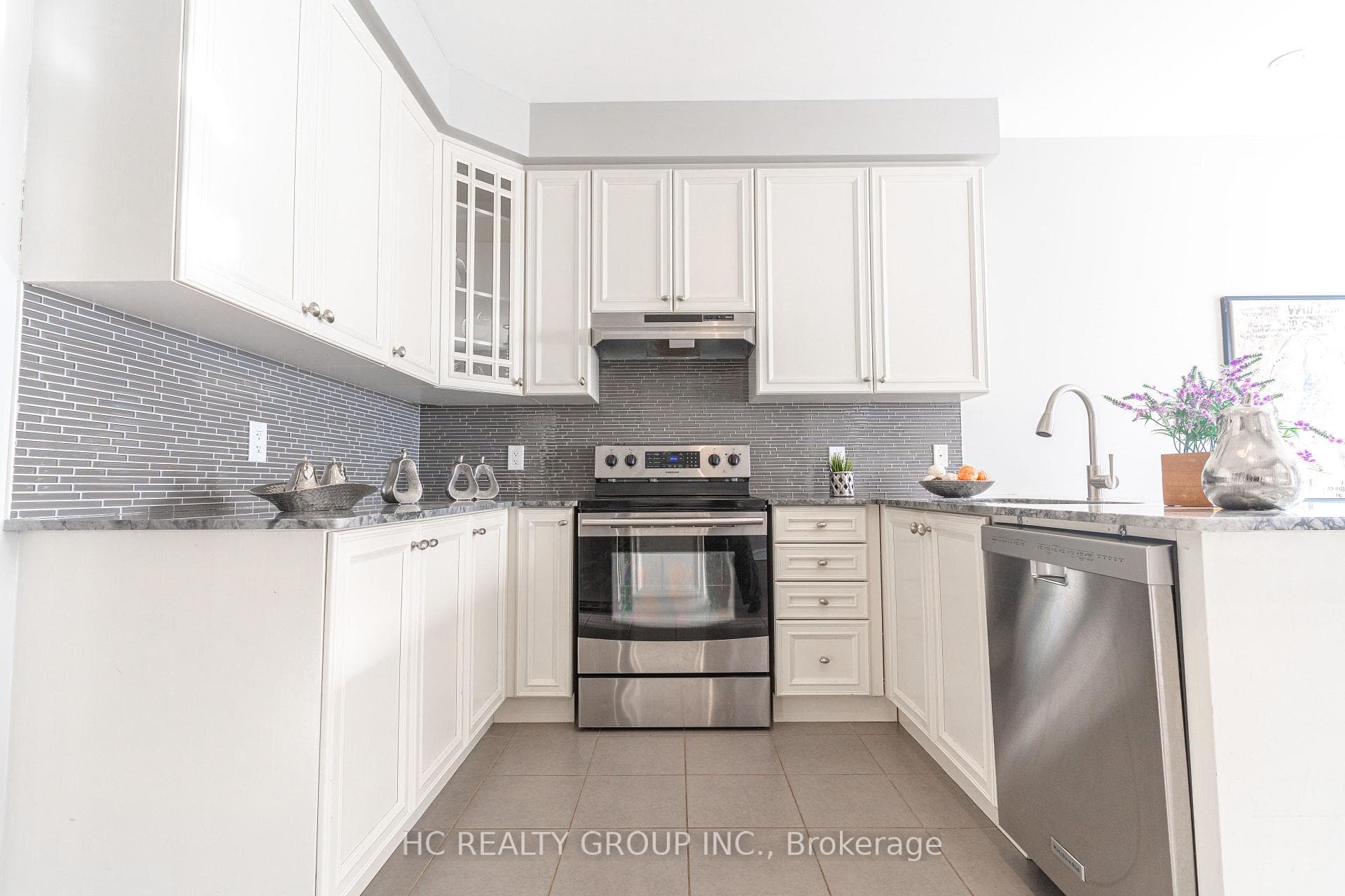 215 Armstrong Crescent photo 6