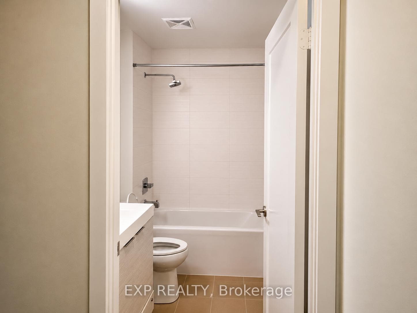 Spacious Bath W Tub