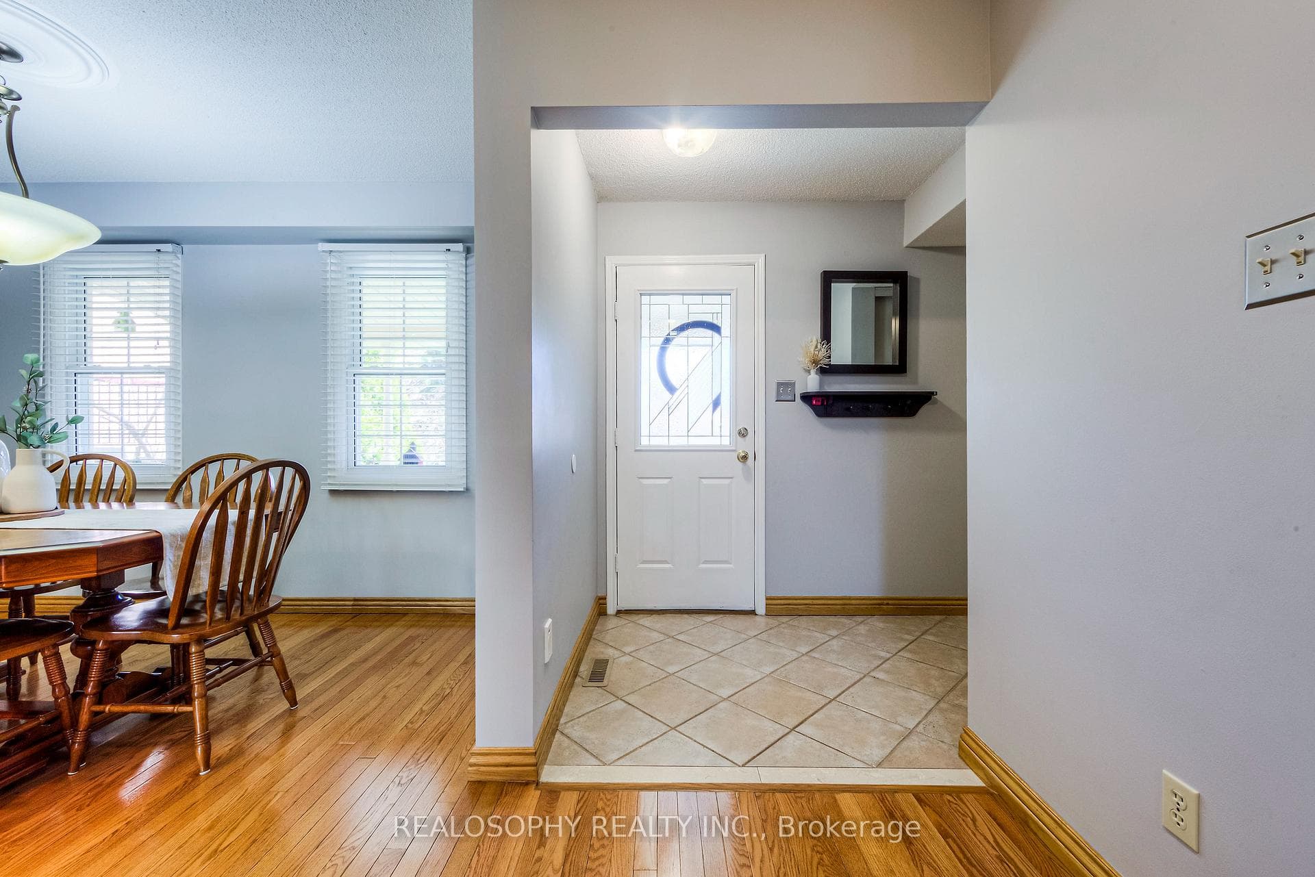 645 Ariel Crescent photo 4