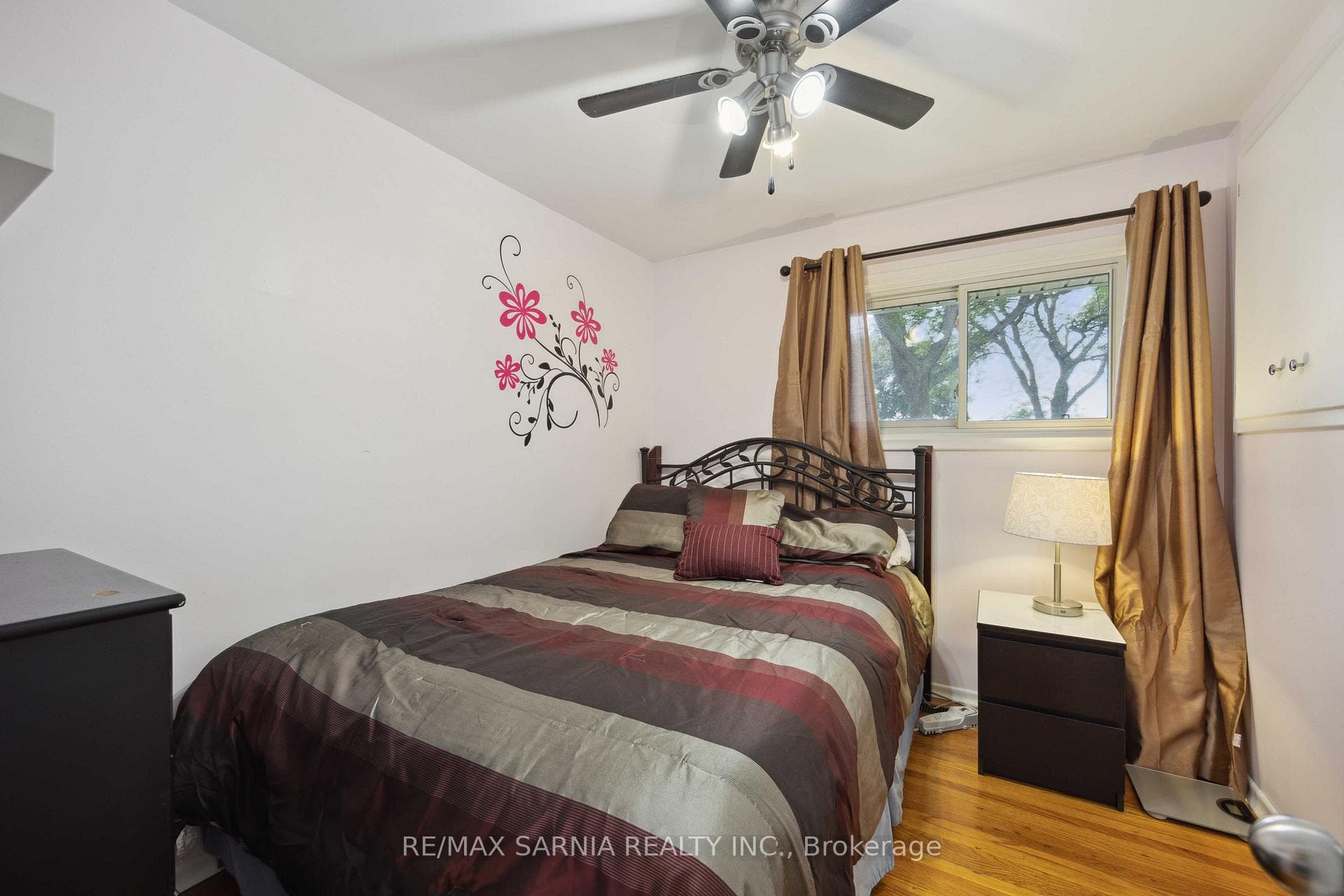 975 Devine Street photo 17