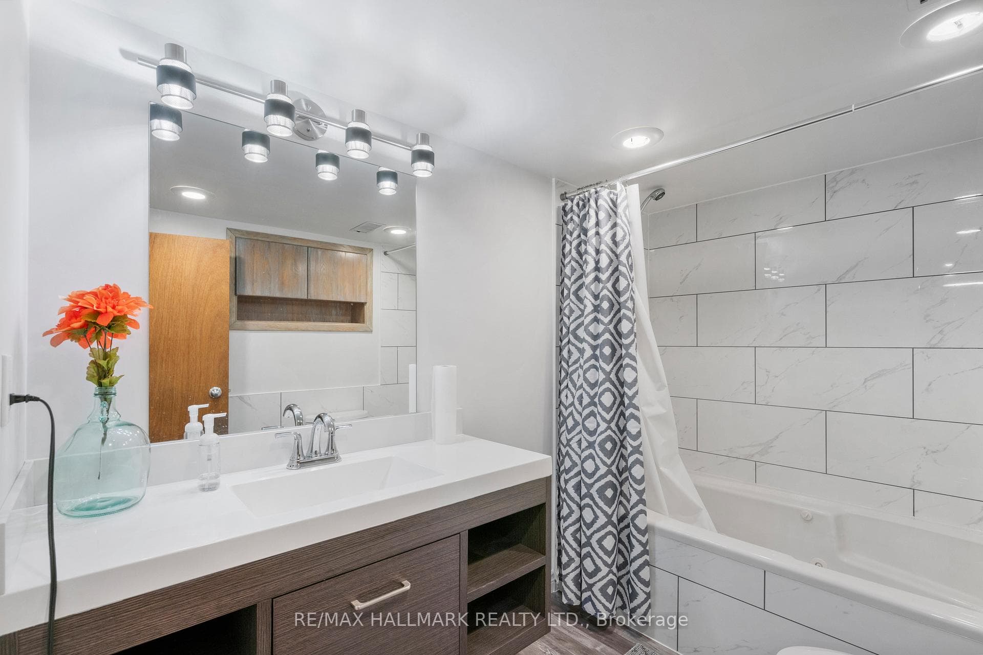 1 Squires Avenue photo 29