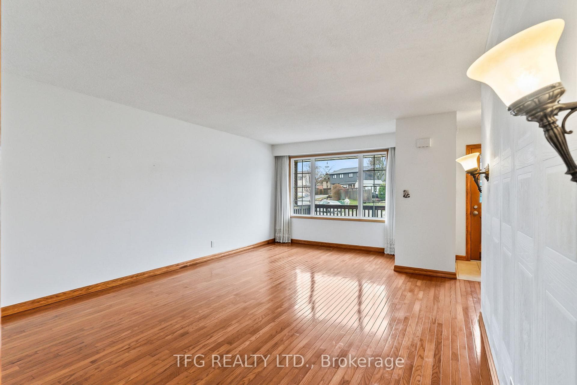242 Tamarack Court photo 6