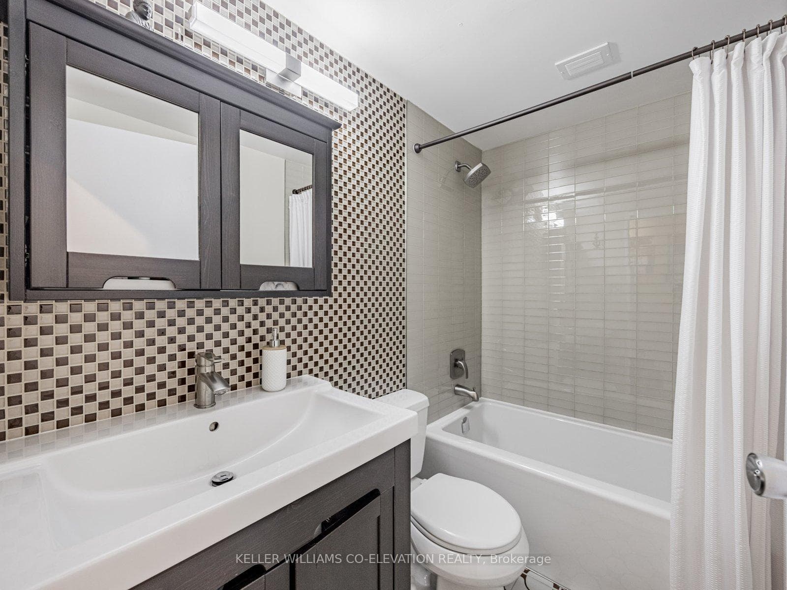 Reno'd 4-Pc Second Washroom * Deep Soaker Rub