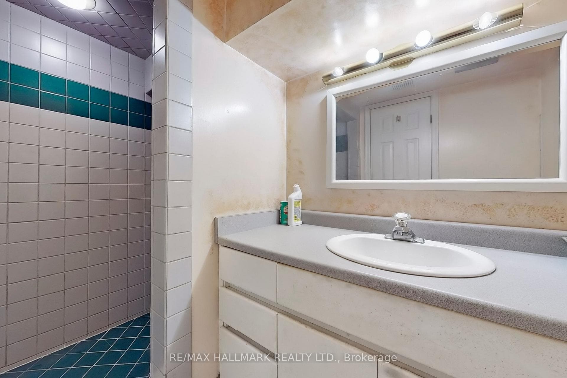 557 Logan Avenue photo 14