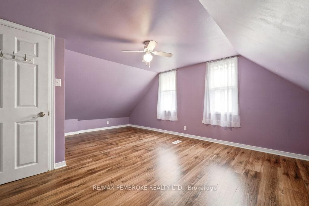 225 Wellington Street photo 28