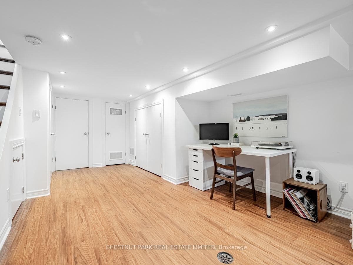 615 Soudan Avenue photo 25