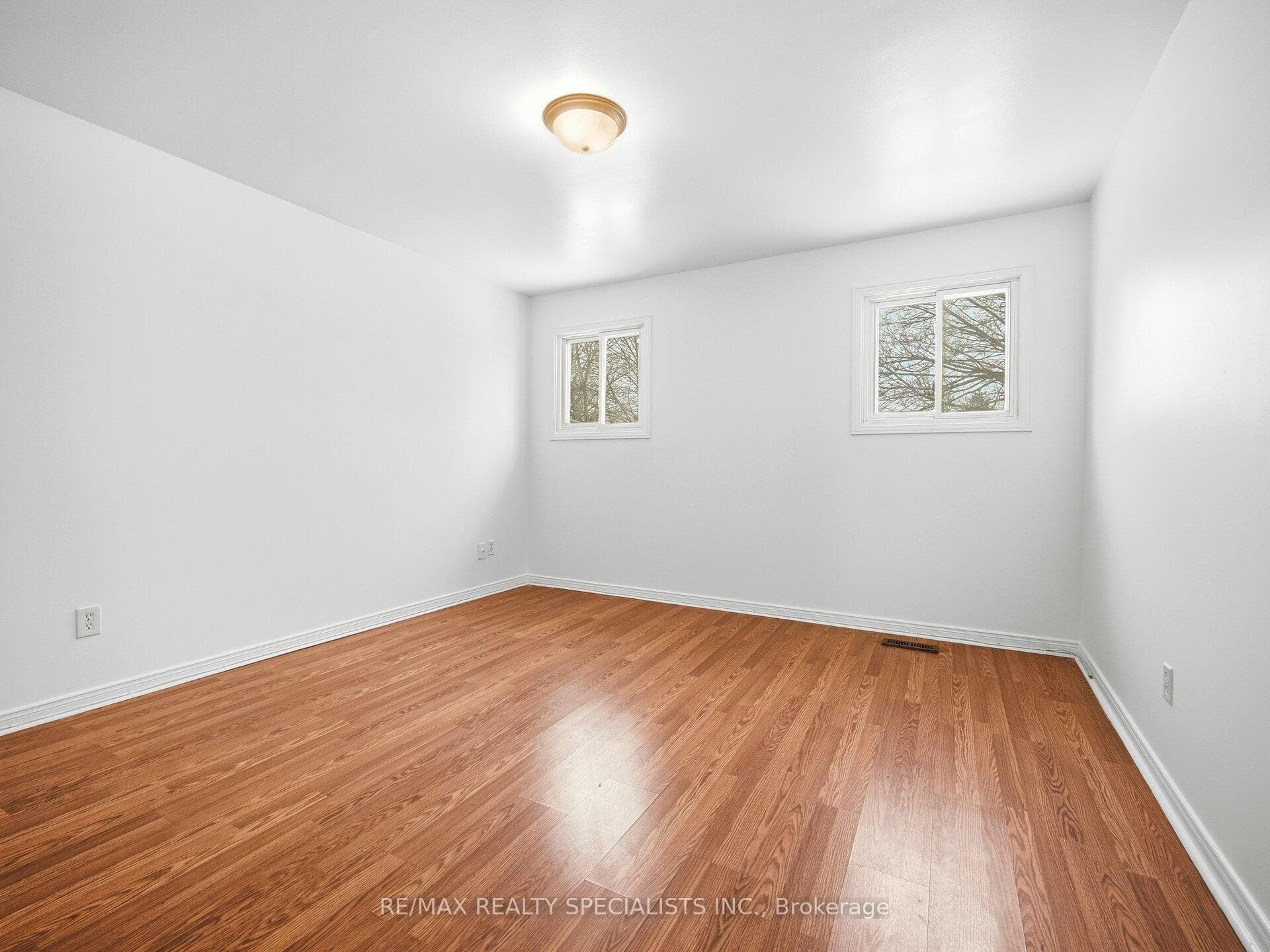 32 Courtleigh Square photo 26