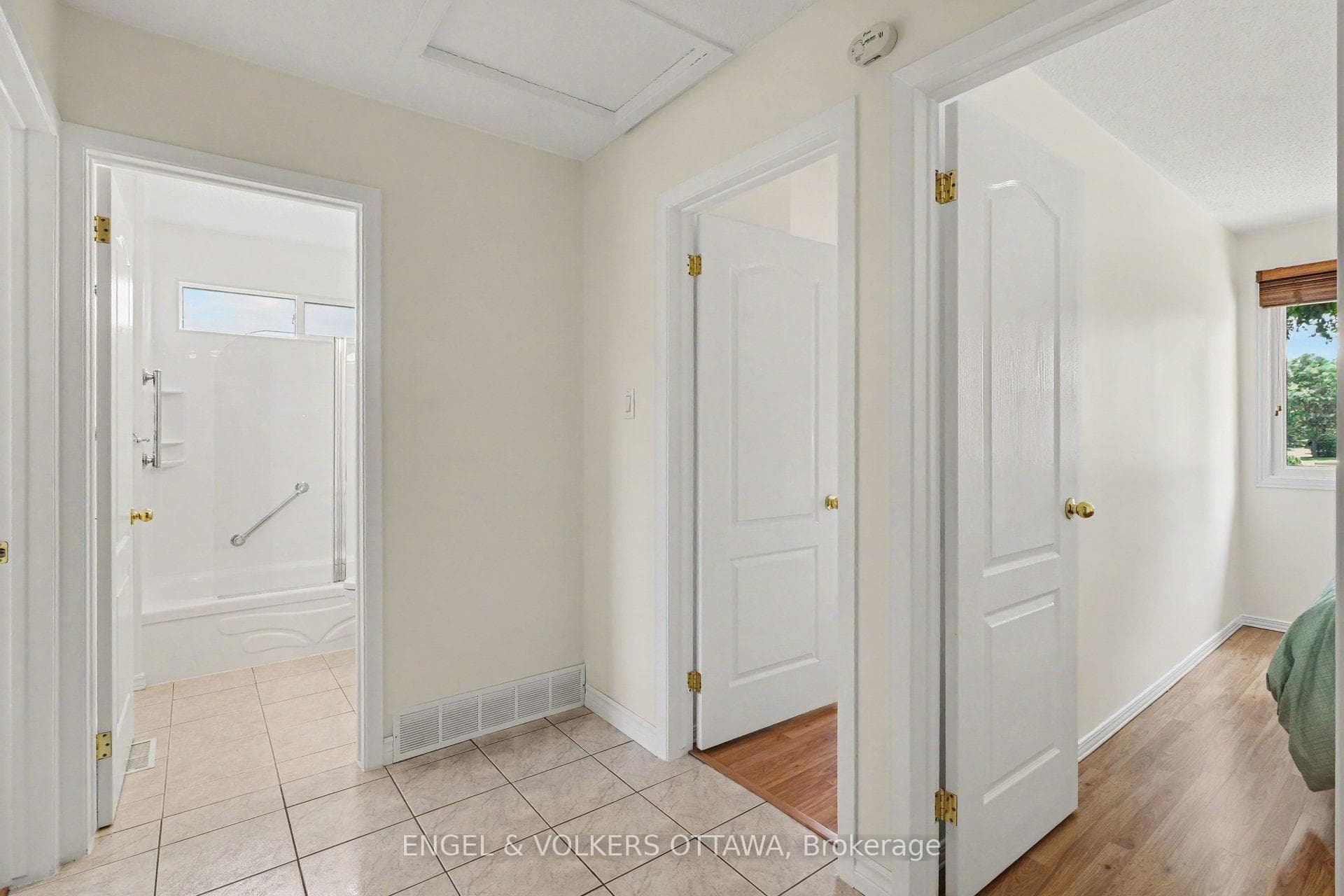 1331 Alloway Crescent photo 13