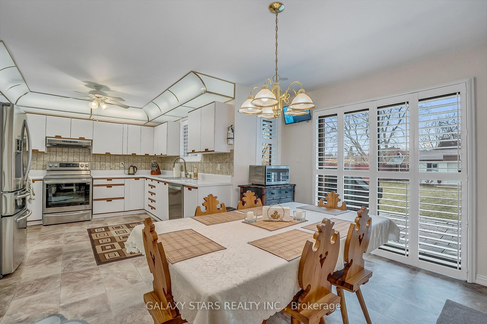 642 Sheppard Avenue photo 16