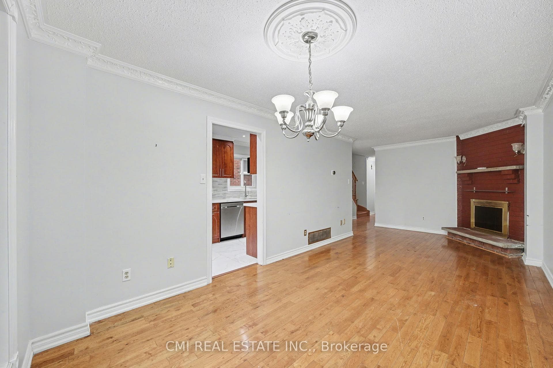 993 Lucerne Crescent photo 5
