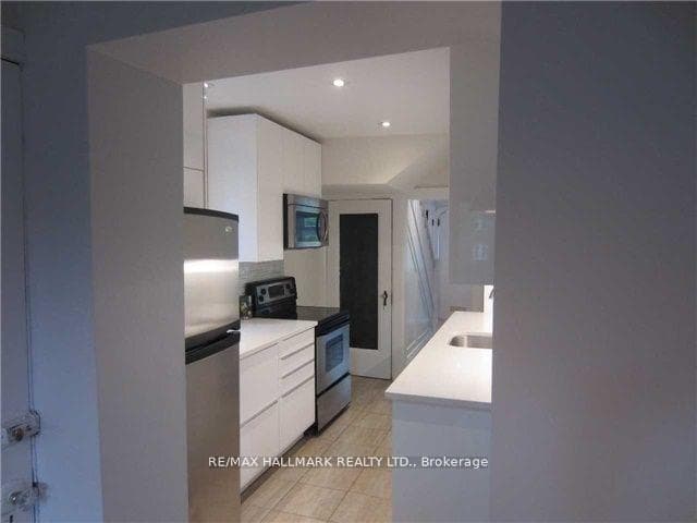 452 St Clements Avenue photo 3