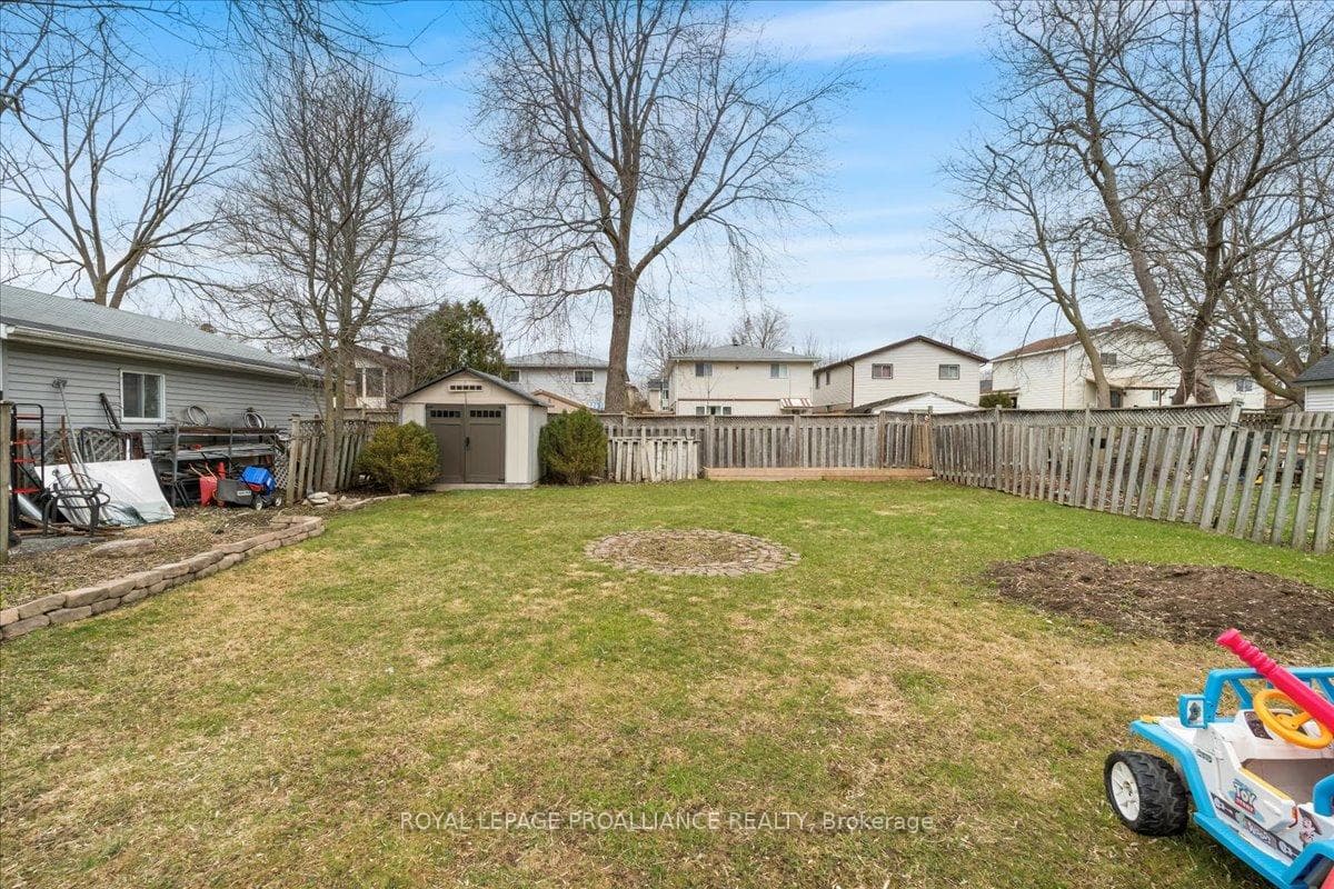 16 Maple Street photo 36