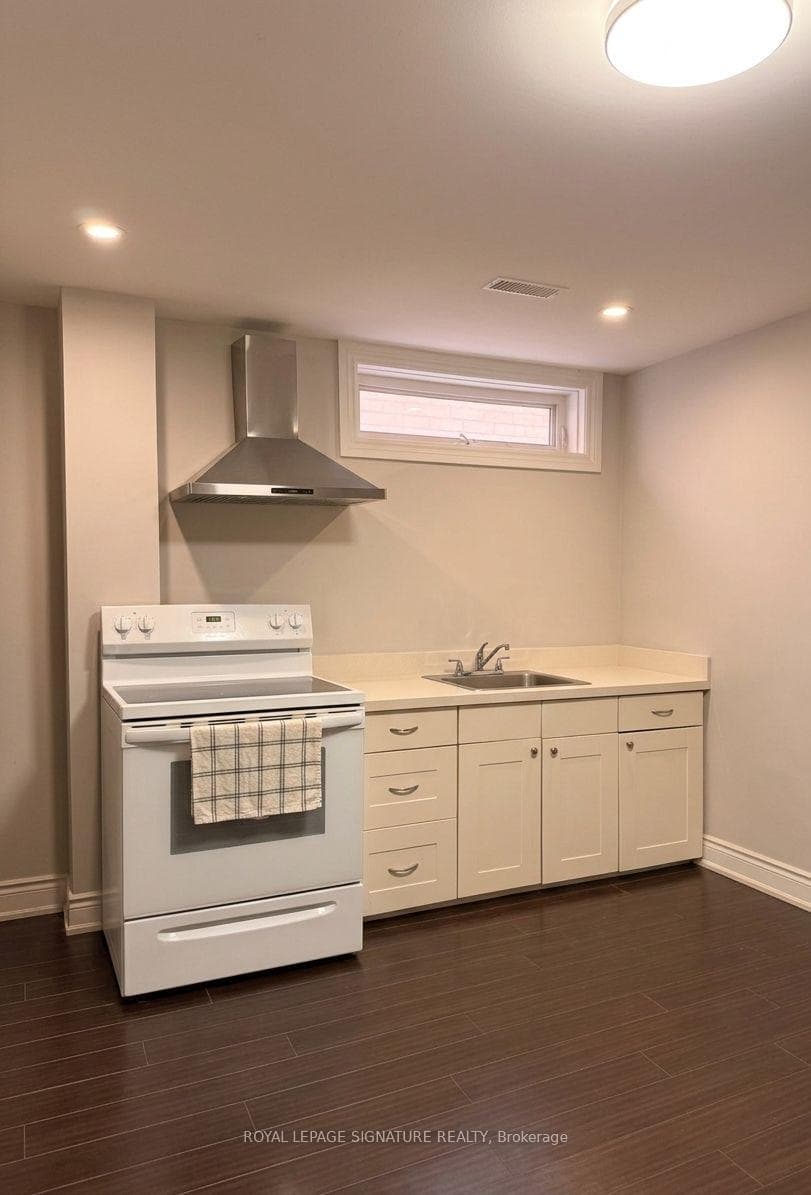 282 Aylesworth Avenue Unit All Inclusive Basement photo 4