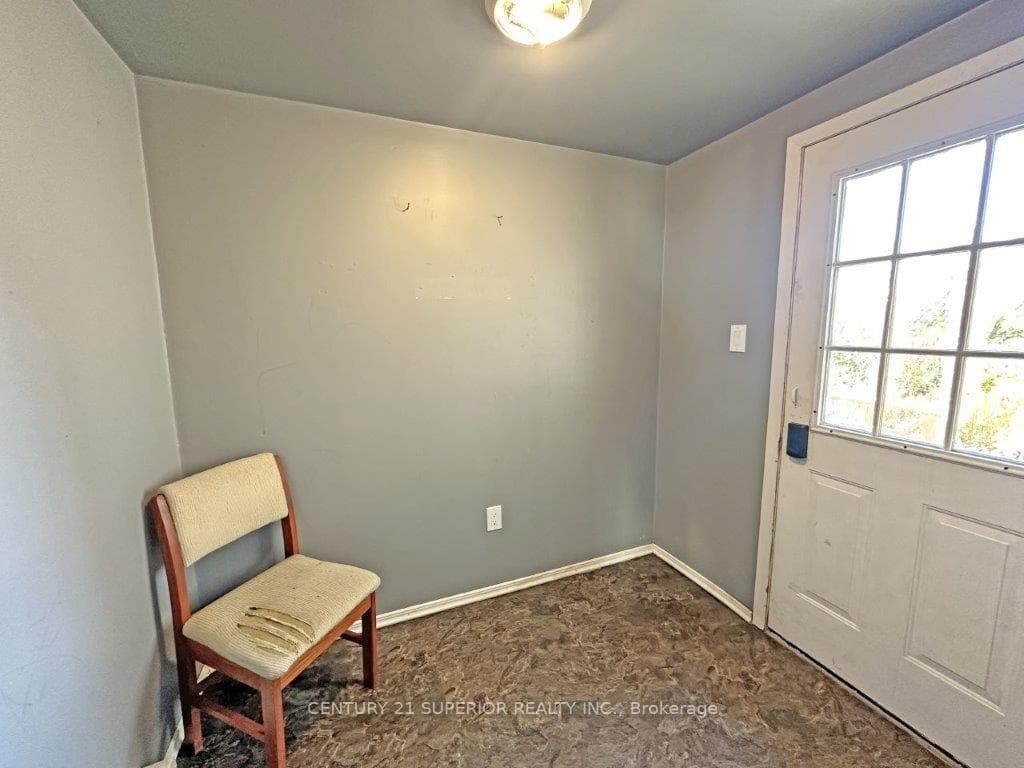 165 McKirdy Ave photo 6