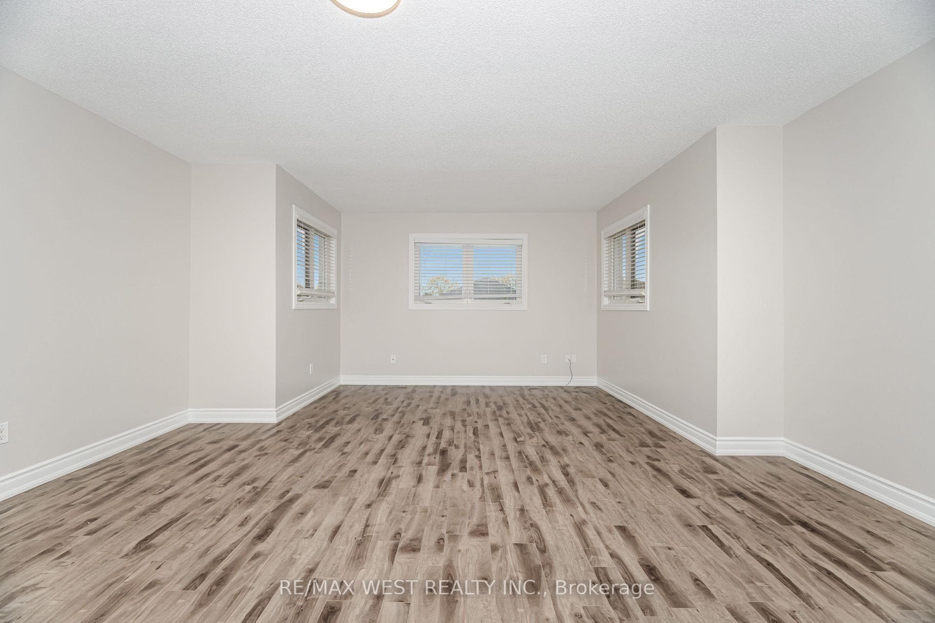 86 Dina Road photo 32