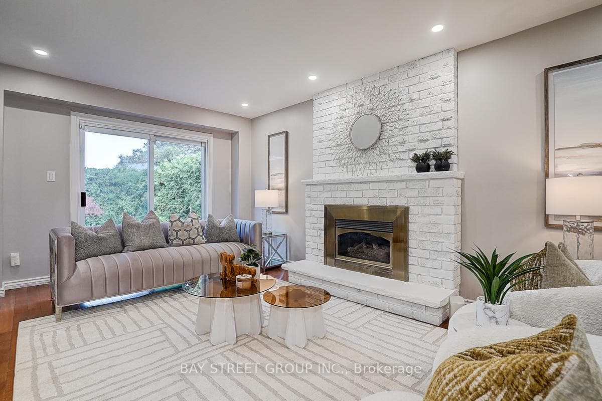342 REGAL BRIAR Street photo 4