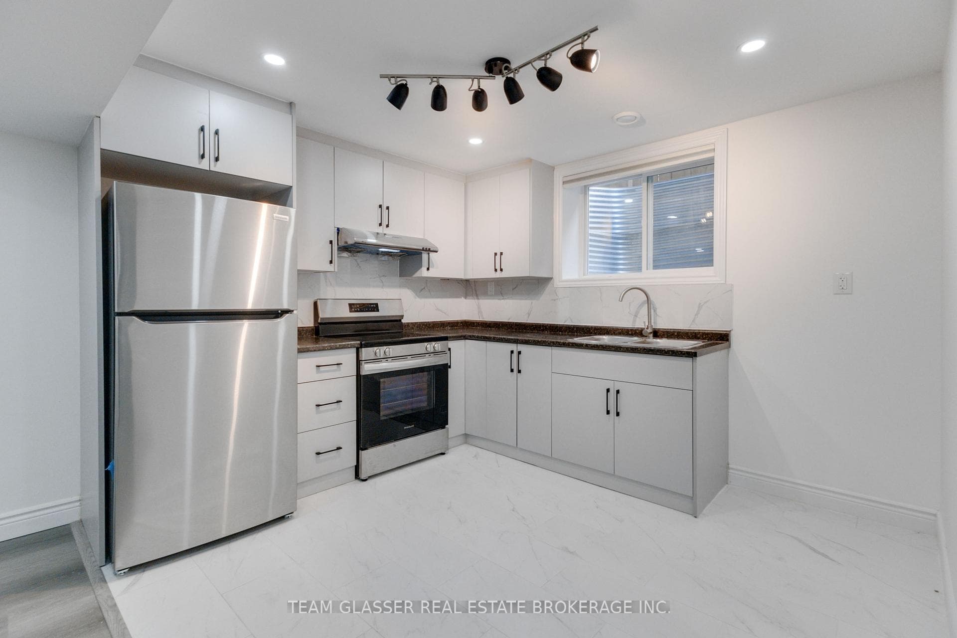 2043 CEDARPARK Drive photo 3