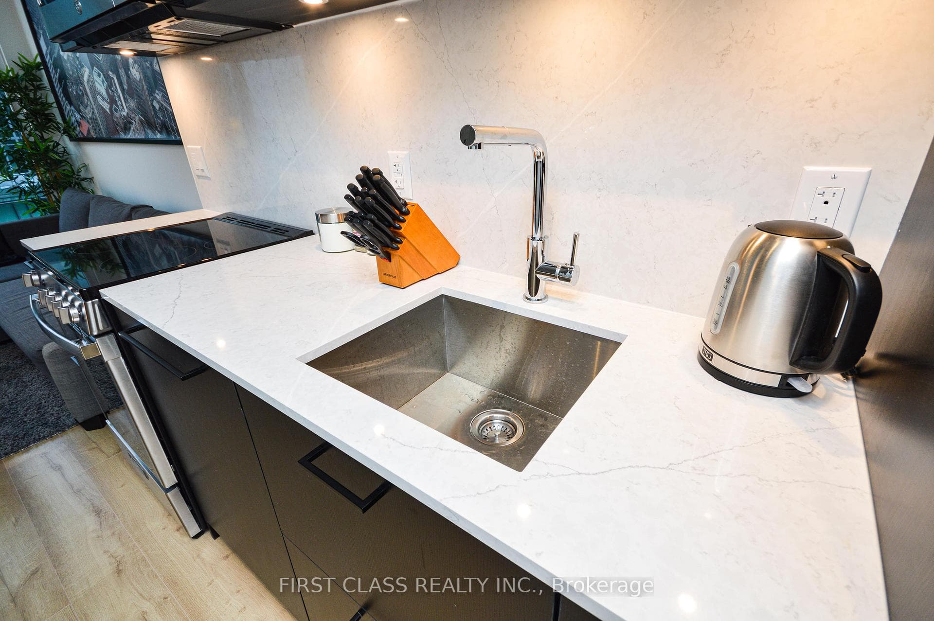135 East Liberty Street photo 13