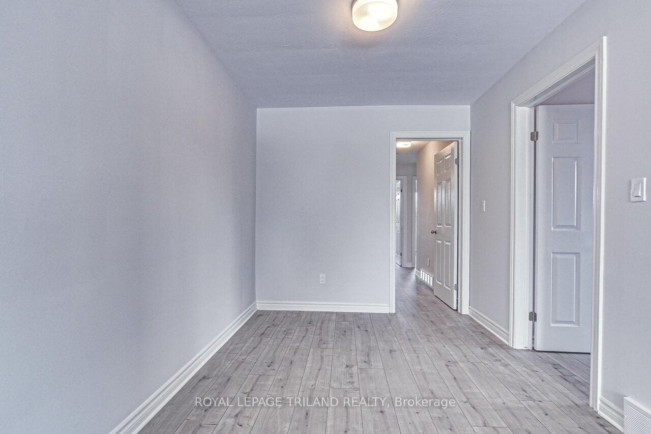5 Vanier Place photo 16