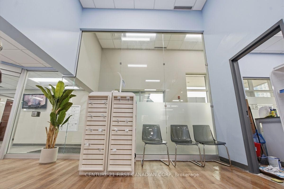 1807 Wonderland Road photo 5