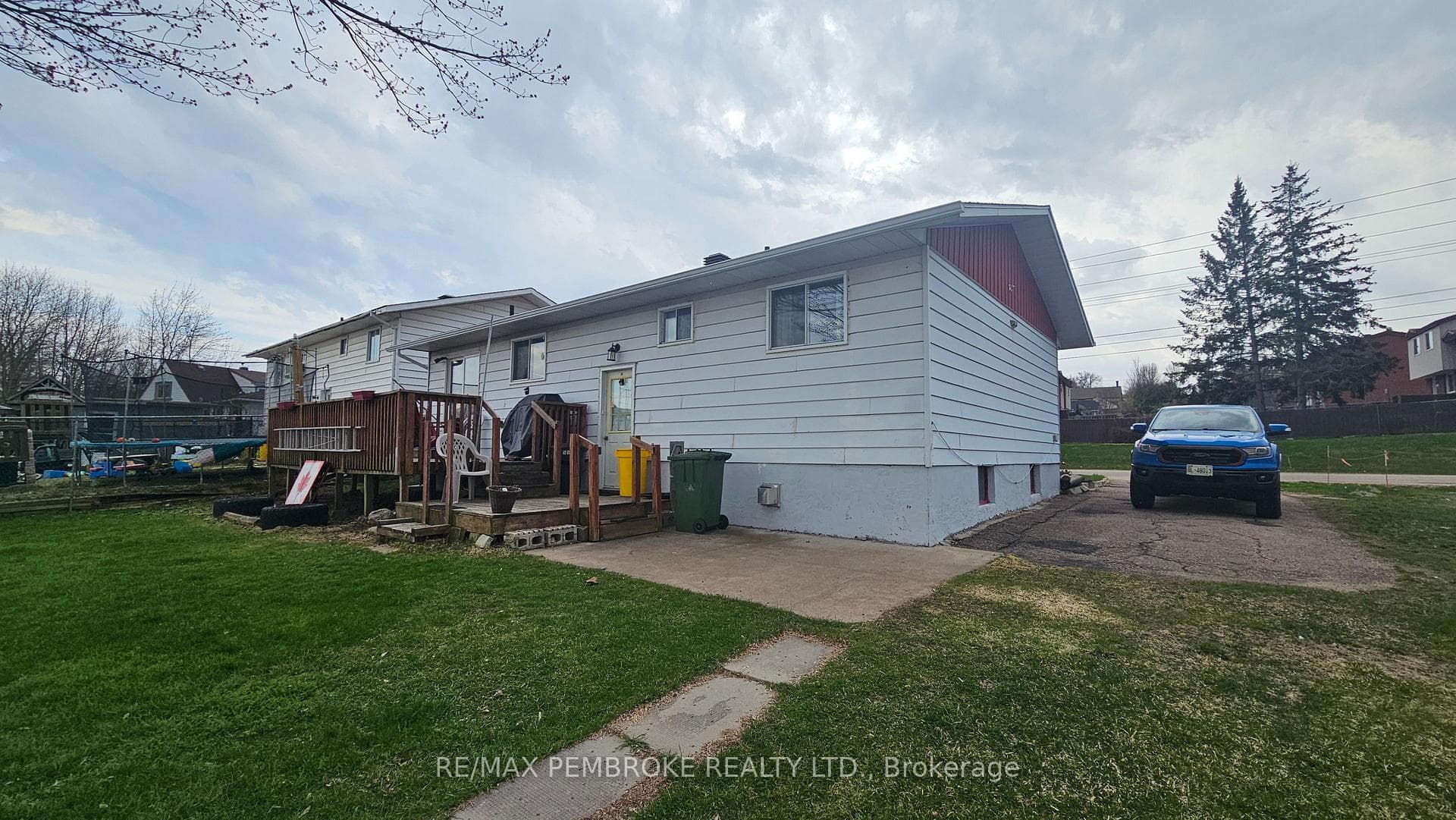 553 Nelson Street photo 9