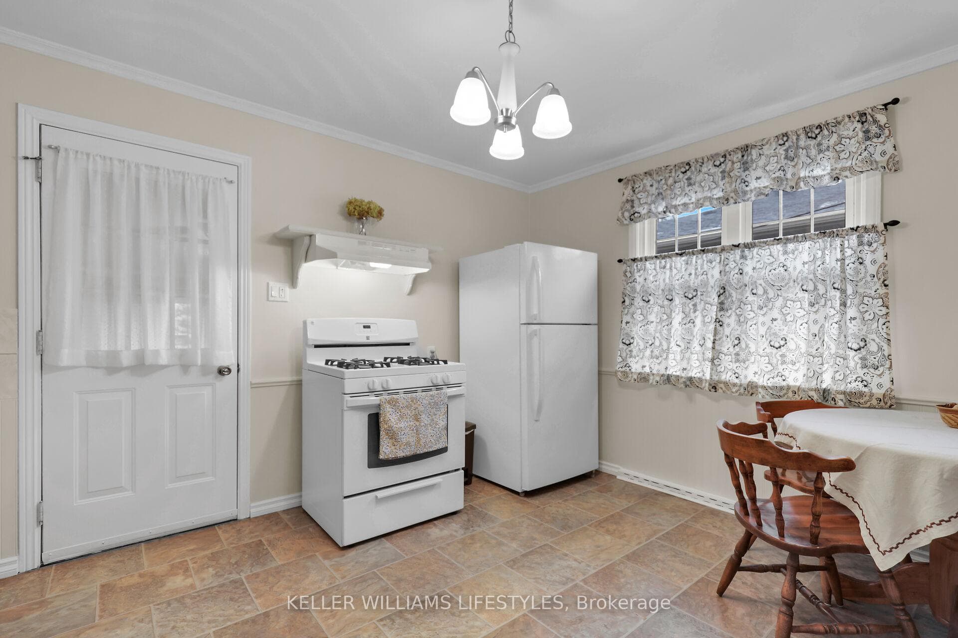 Eat-In Kitchen