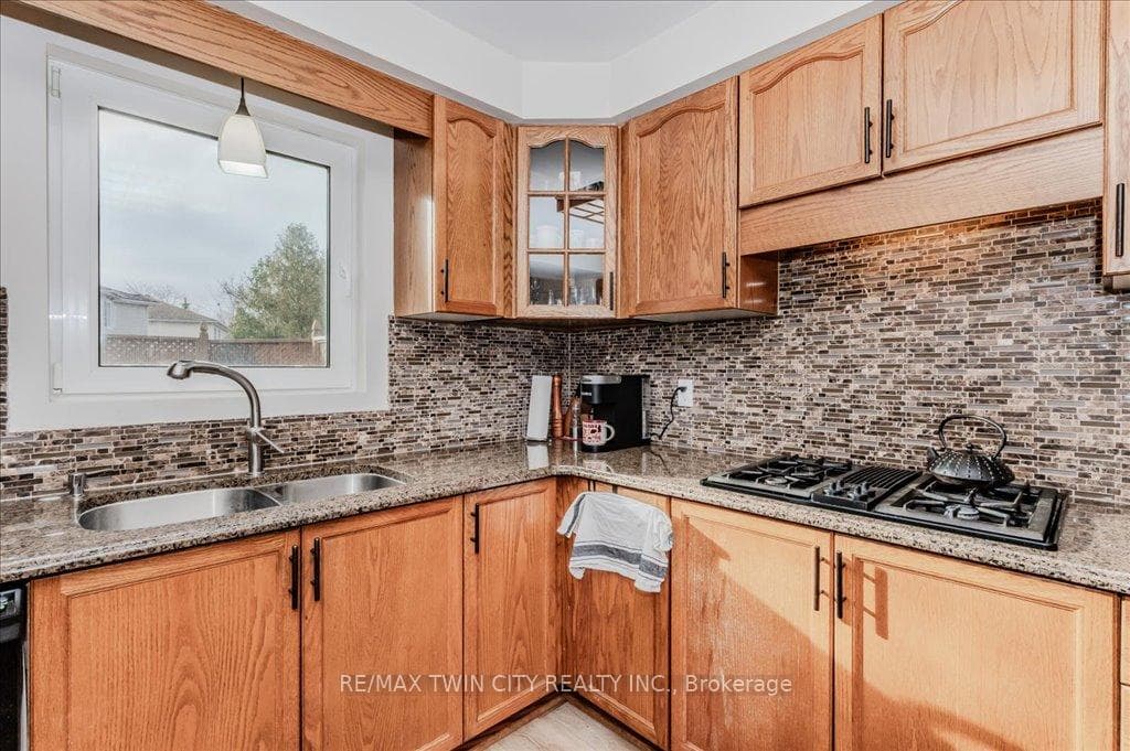 583 THORNDALE Drive photo 11