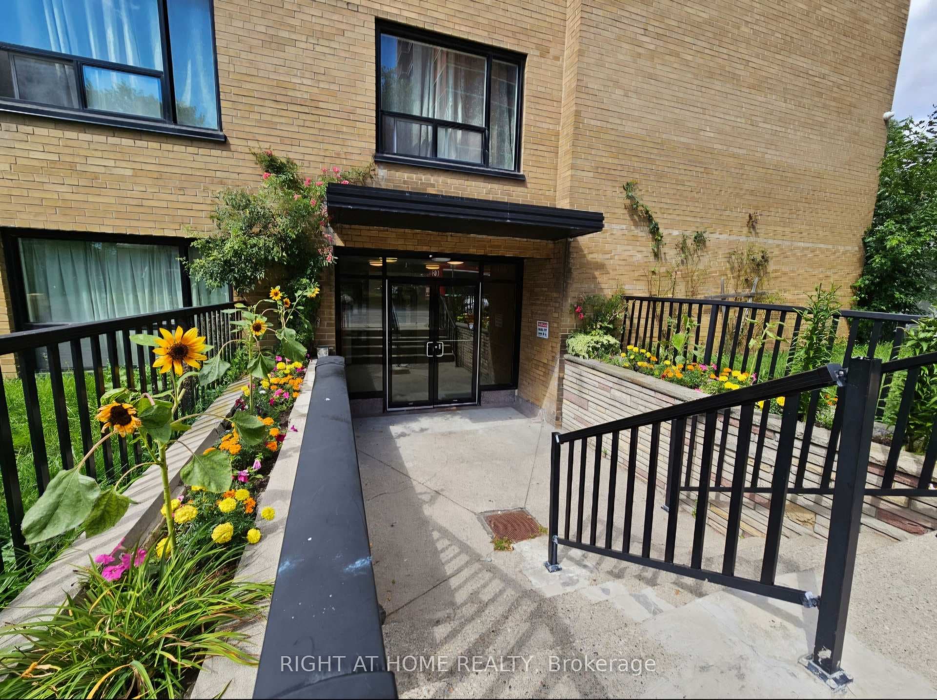20 Cosburn Avenue Unit 101 photo 4