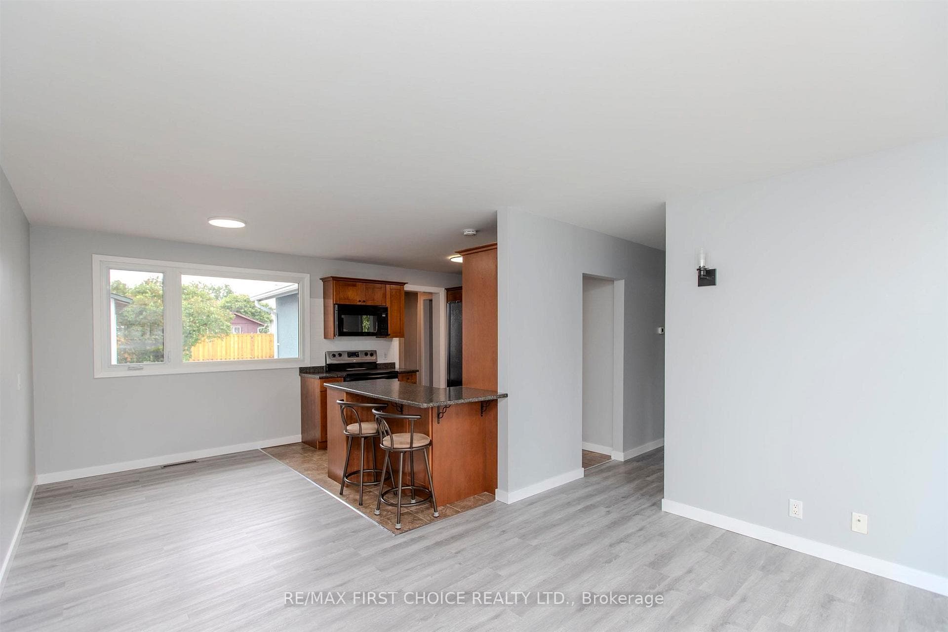 717 Grey Crescent photo 8