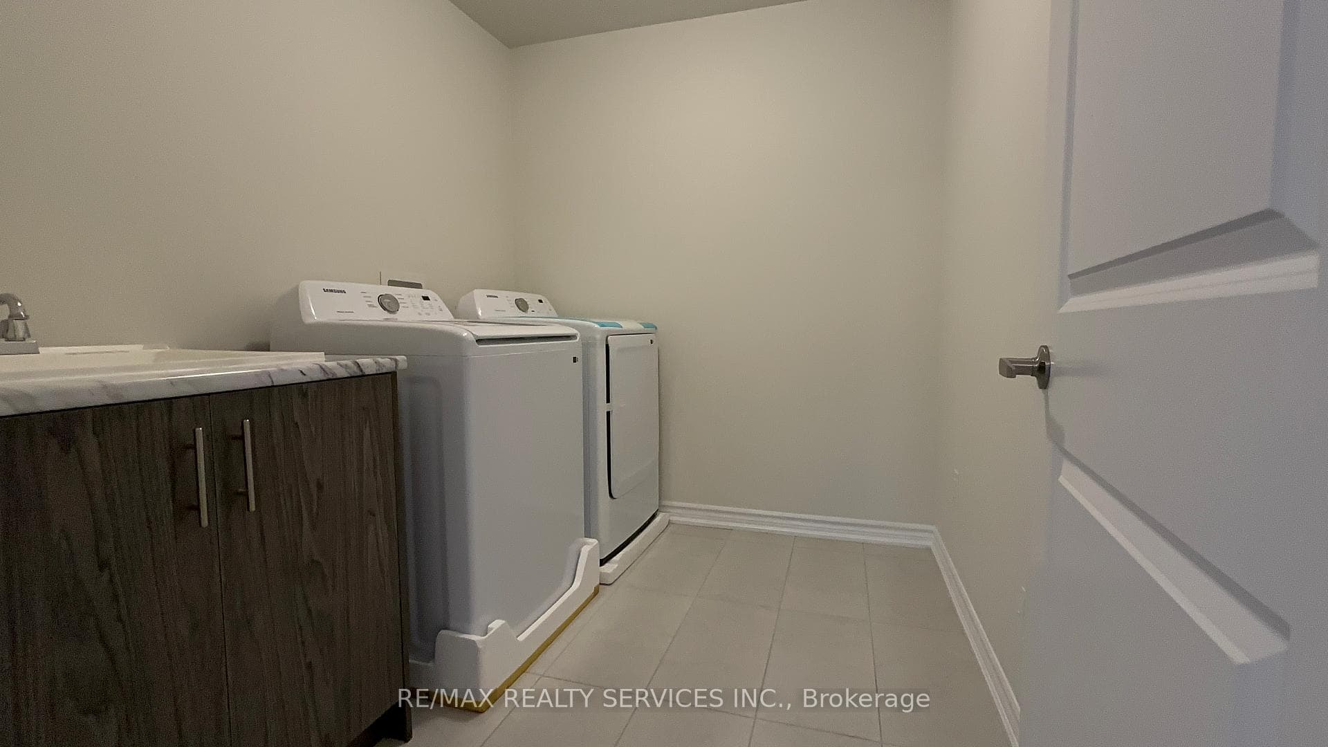 10 Molnar Crescent photo 28