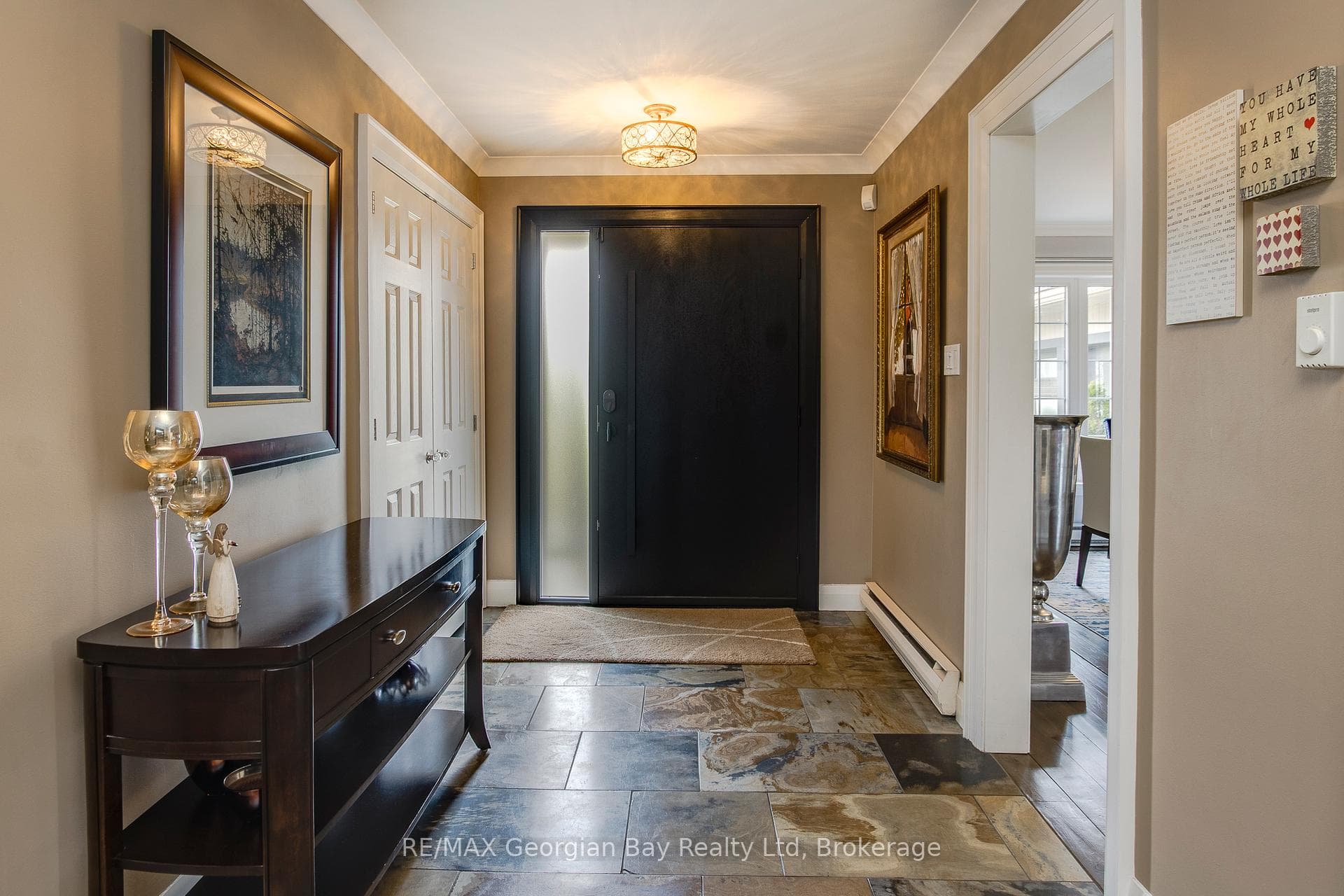 736 Victoria Street photo 4