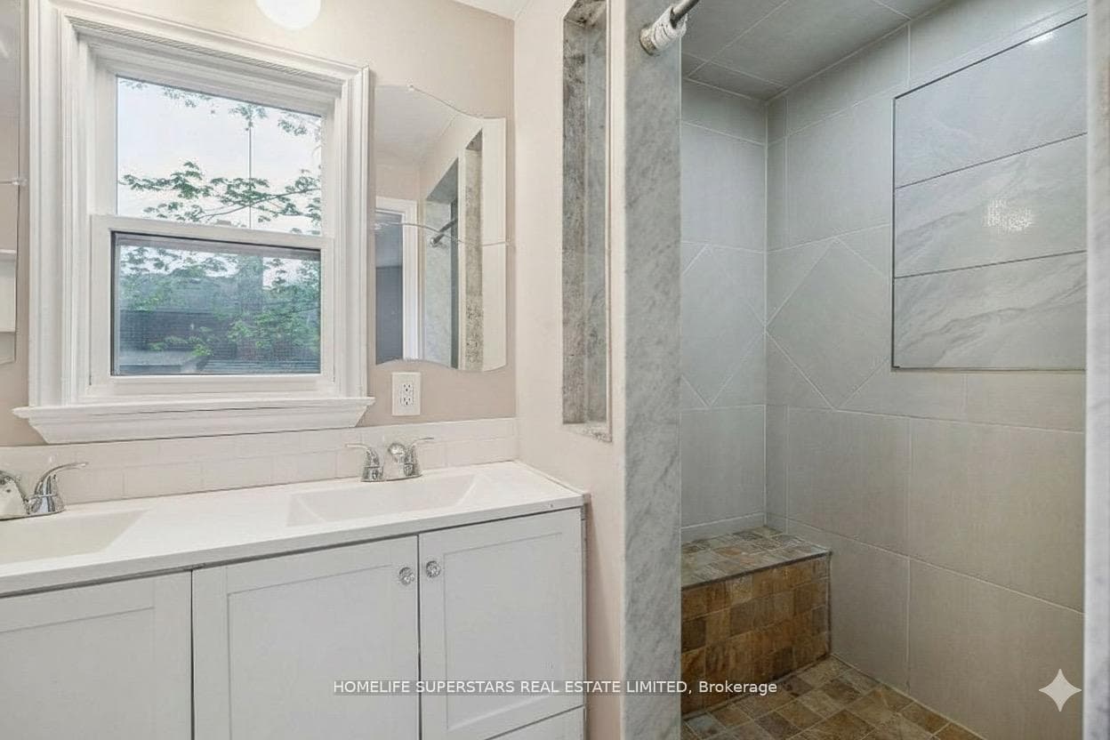 4290 Yonge Street photo 9