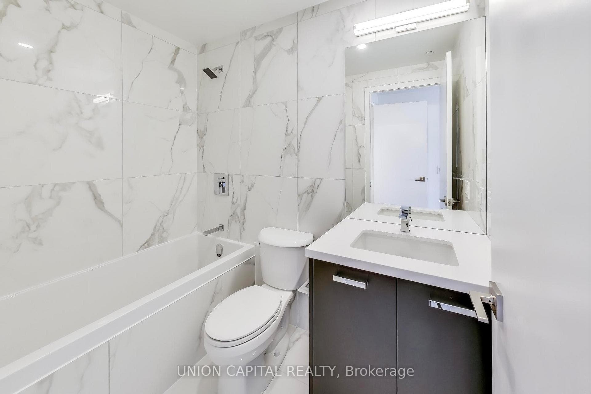 195 McCaul Street Unit 502 photo 16