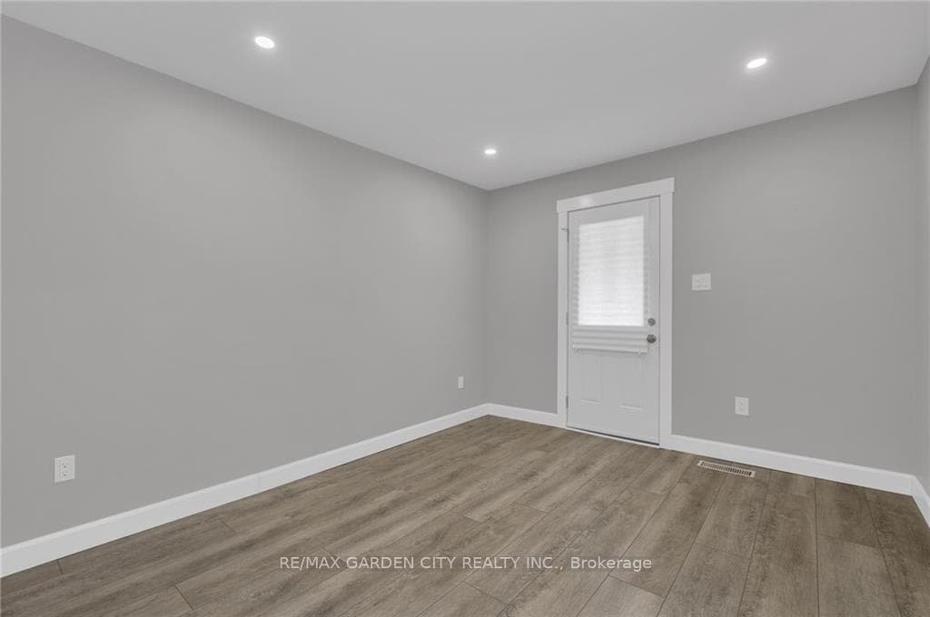 27 St George Street Unit Main photo 6