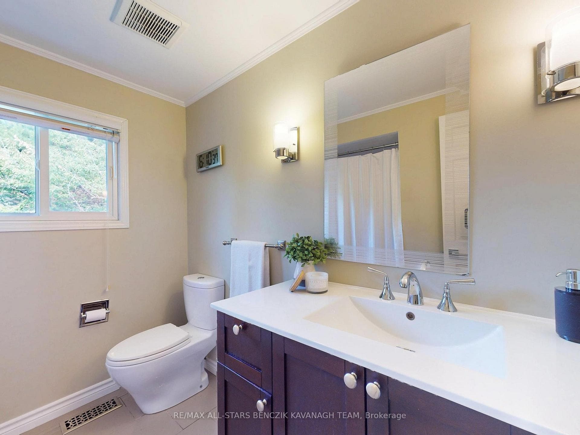 93 Sir Lancelot Drive photo 20