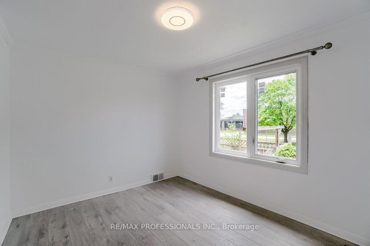 351 Maurice Drive photo 16