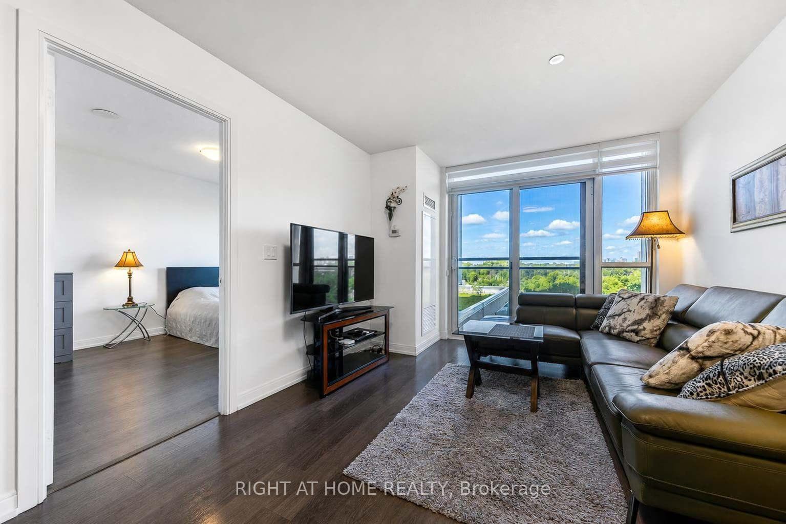255 Village Green Square Unit 606 photo 5