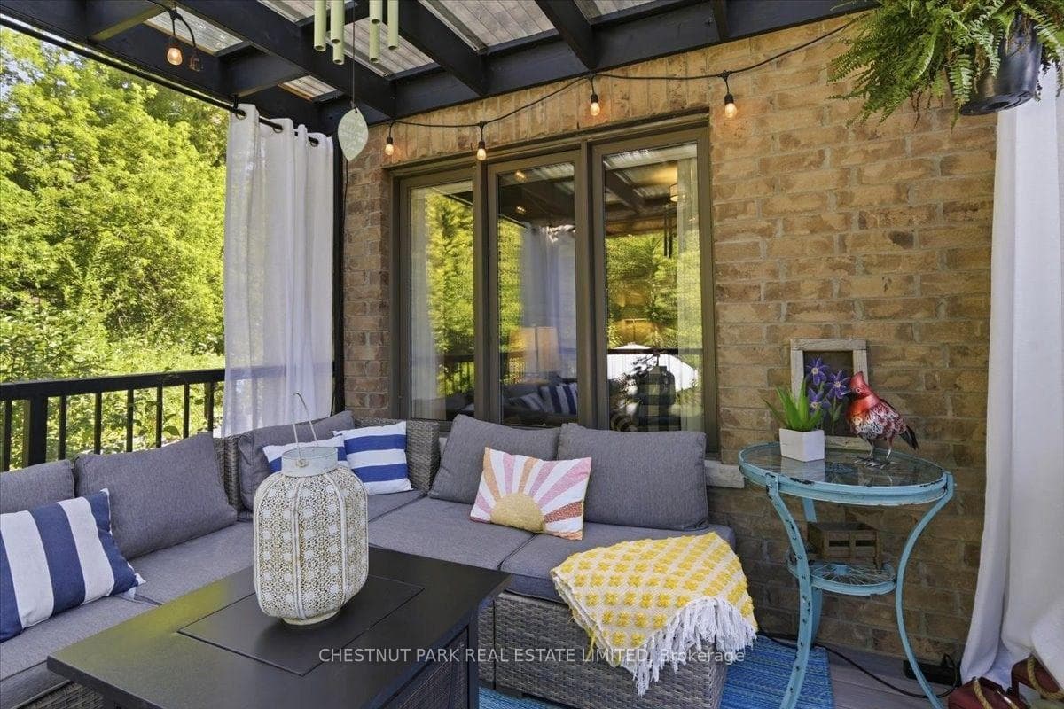 Screened-in Outdoor Living Room
