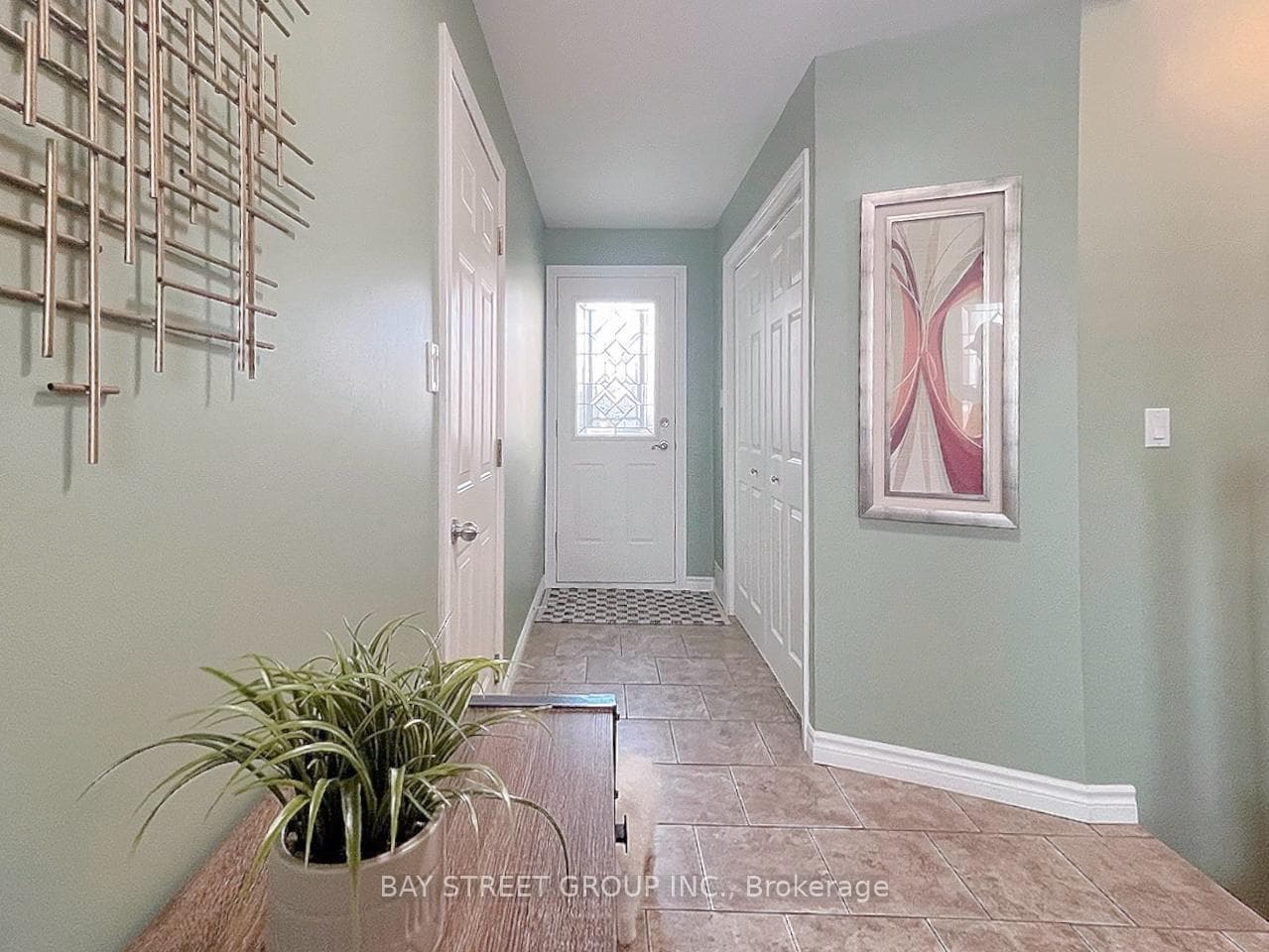 246 Laurentian Crescent photo 5