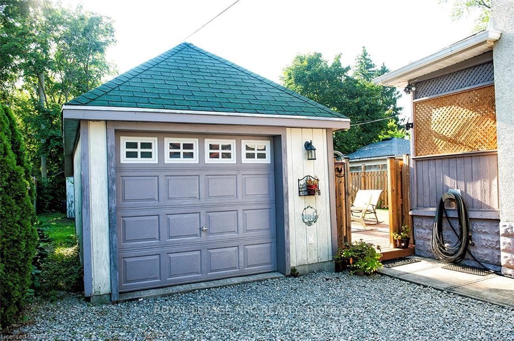 Garage with hydro