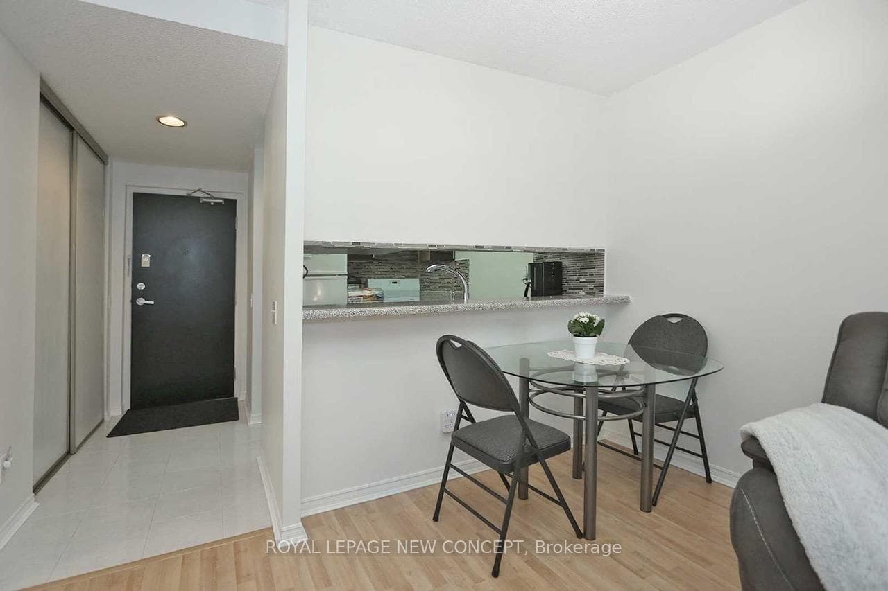 7 Bishop Avenue Unit 1606 photo 4